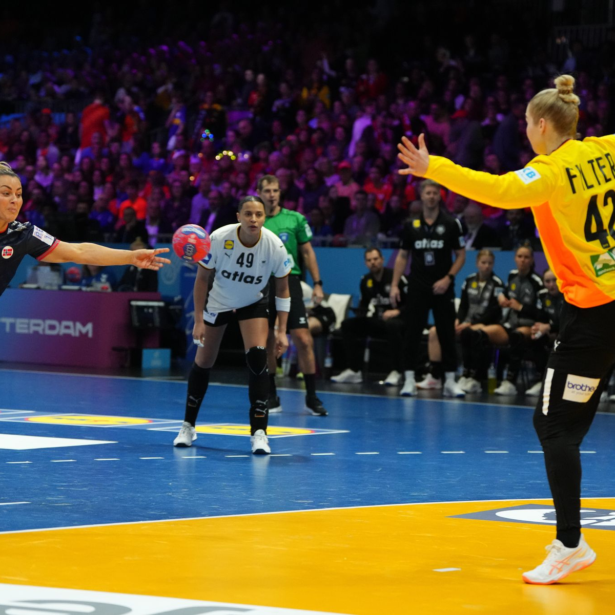 Torhüterin Katharina Filter kann zunächst nur wenig Würfe parieren. - Foto: Peter Dejong/AP/dpa