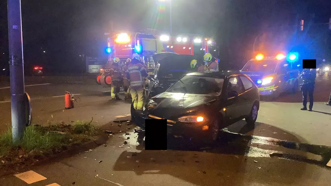 FW Paderborn: Verkehrsunfall in Paderborn, Heinz-Nixdorf-Ring Zwei verletzte Personen nach Kollision von zwei PKW - Bild: presseportal.de