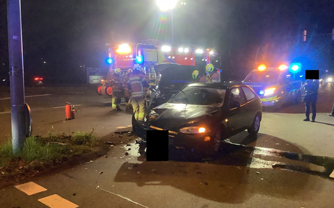 FW Paderborn: Verkehrsunfall in Paderborn, Heinz-Nixdorf-Ring Zwei verletzte Personen nach Kollision von zwei PKW - Foto: presseportal.de