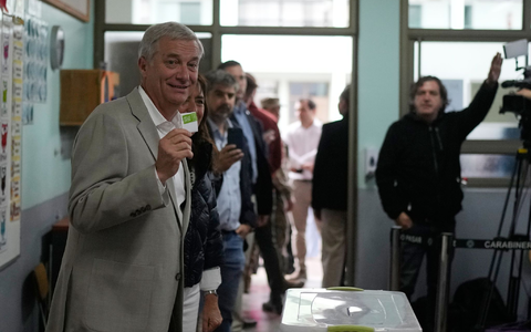 Tausende Anhänger von Kast feierten seinen Wahlsieg auf den Straßen. - Foto: Matias Delacroix/AP/dpa