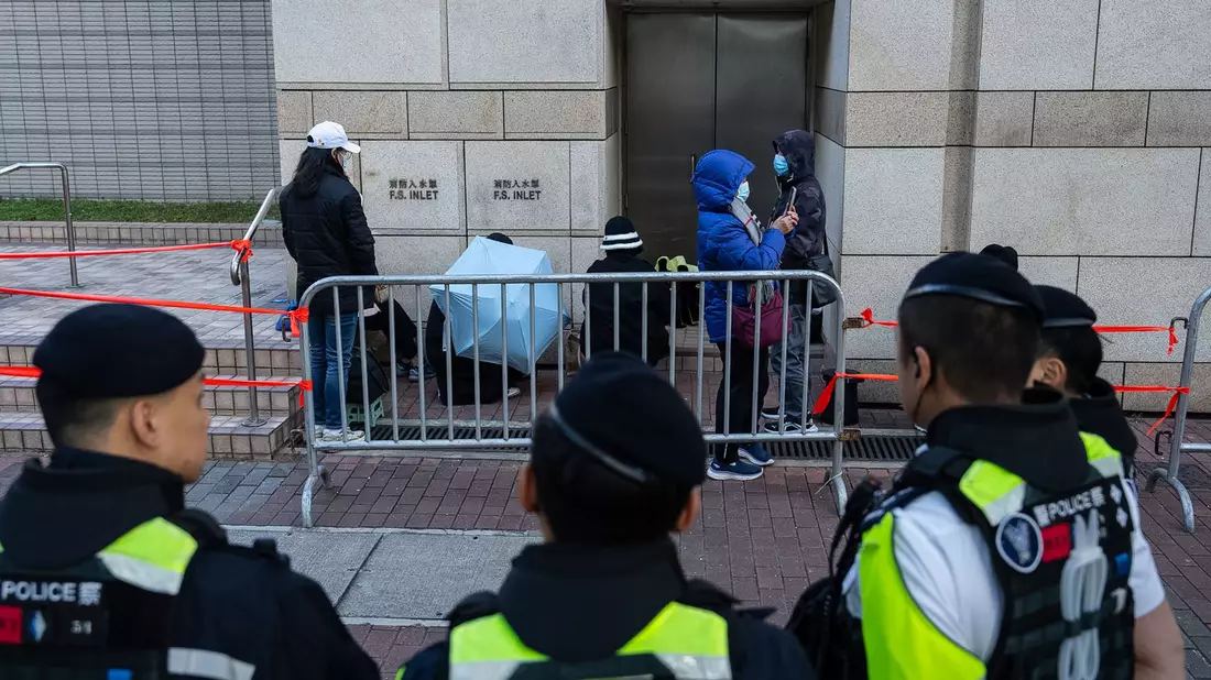 Die Polizeipräsenz vor dem Gericht war hoch.  - Bild: Chan Long Hei/AP/dpa