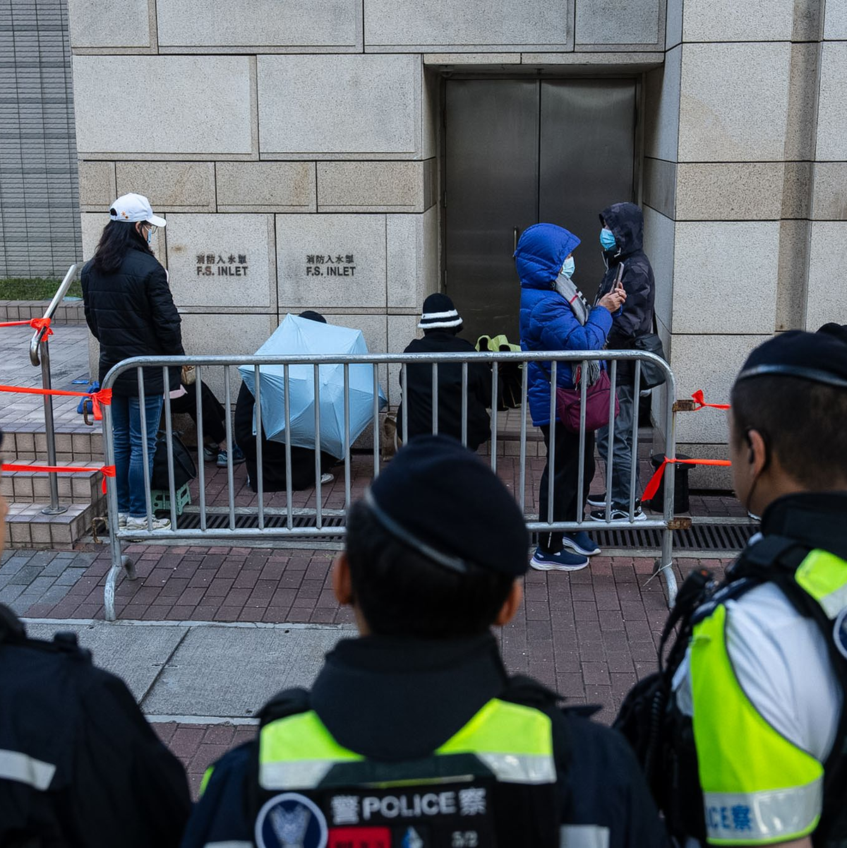Die Polizeipräsenz vor dem Gericht war hoch.  - Foto: Chan Long Hei/AP/dpa