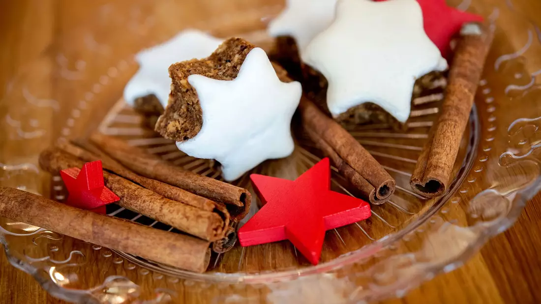 Wir verbinden den Geruch und Geschmack von Lebkuchen, Glühwein und Zimtsternen mit Weihnachten, weil es diese traditionell zu der Zeit bei uns gibt. (Symbolbild) - Bild: Hauke-Christian Dittrich/dpa