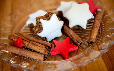 Wir verbinden den Geruch und Geschmack von Lebkuchen, Glühwein und Zimtsternen mit Weihnachten, weil es diese traditionell zu der Zeit bei uns gibt. (Symbolbild) - Foto: Hauke-Christian Dittrich/dpa