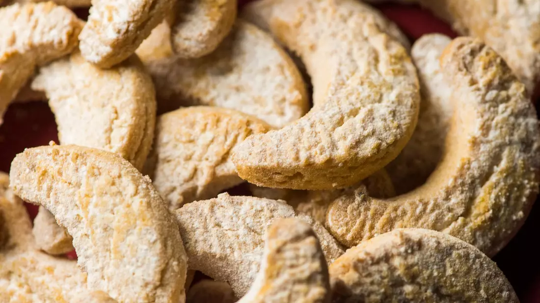 Wenn der Duft von Zimt, Tannenzweigen und frisch gebackenen Plätzchen in der Luft hängt, müssen viele Menschen sofort an Weihnachten denken. (Symbolbild) - Bild: Christophe Gateau/dpa/dpa-tmn