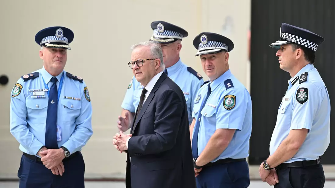 Australiens Premier Albanese kündigt Beratungen über eine Verschärfung der Waffengesetze an.  - Bild: Dean Lewins/AAP/AP/dpa