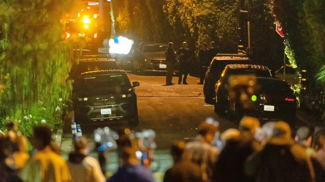 Die Polizei hat den Einsatzort abgesperrt. - Bild: Ethan Swope/AP/dpa