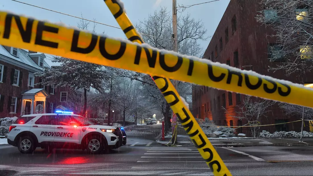 Ein bewaffneter Täter hatte am Samstag an der Brown University zwei Studenten getötet und mehrere verletzt.  - Bild: Steven Senne/FR172182 AP/dpa