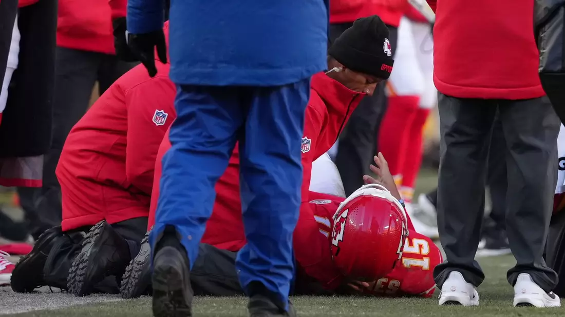 Patrick Mahomes verletzt sich in der Schlussphase. - Bild: Ed Zurga/AP/dpa