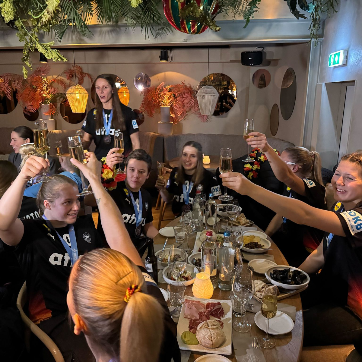 In einem Restaurant im Zentrum von Rotterdam wurde gefeiert.  - Foto: Jordan Raza/dpa