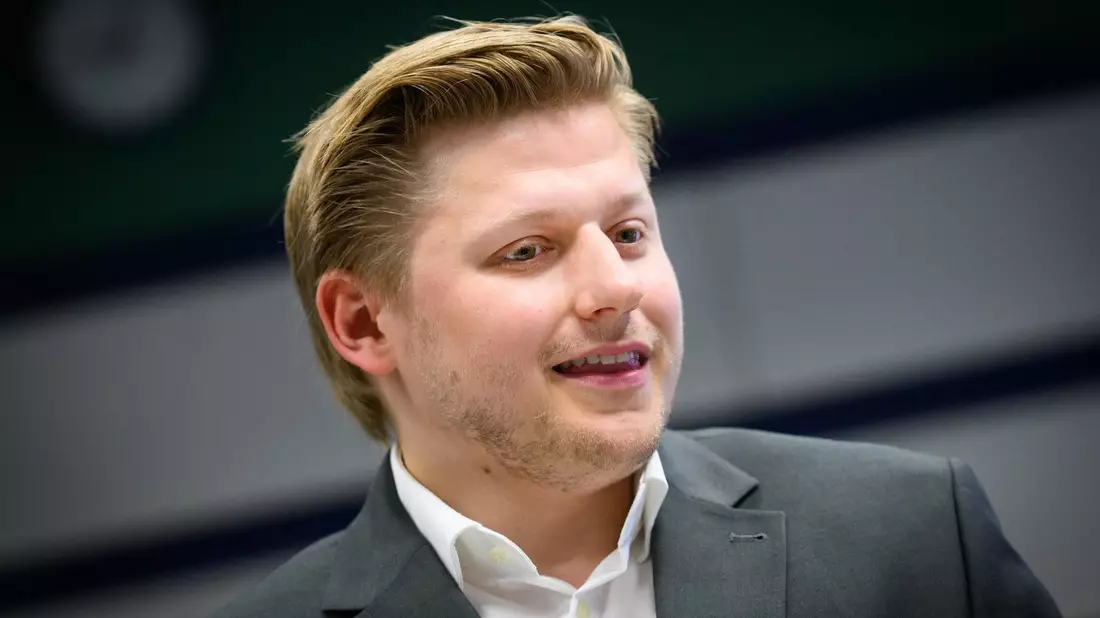 Sebastian Hotz hat eine Mediensatire geschrieben. (Archivbild)  - Bild: Bernd von Jutrczenka/dpa