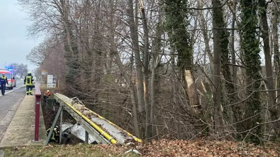 POL-ROW: 31-Jähriger verunfallt in Zeven-Aspe: Pkw stürzt mehrere Meter in die Tiefe - Bild: presseportal.de