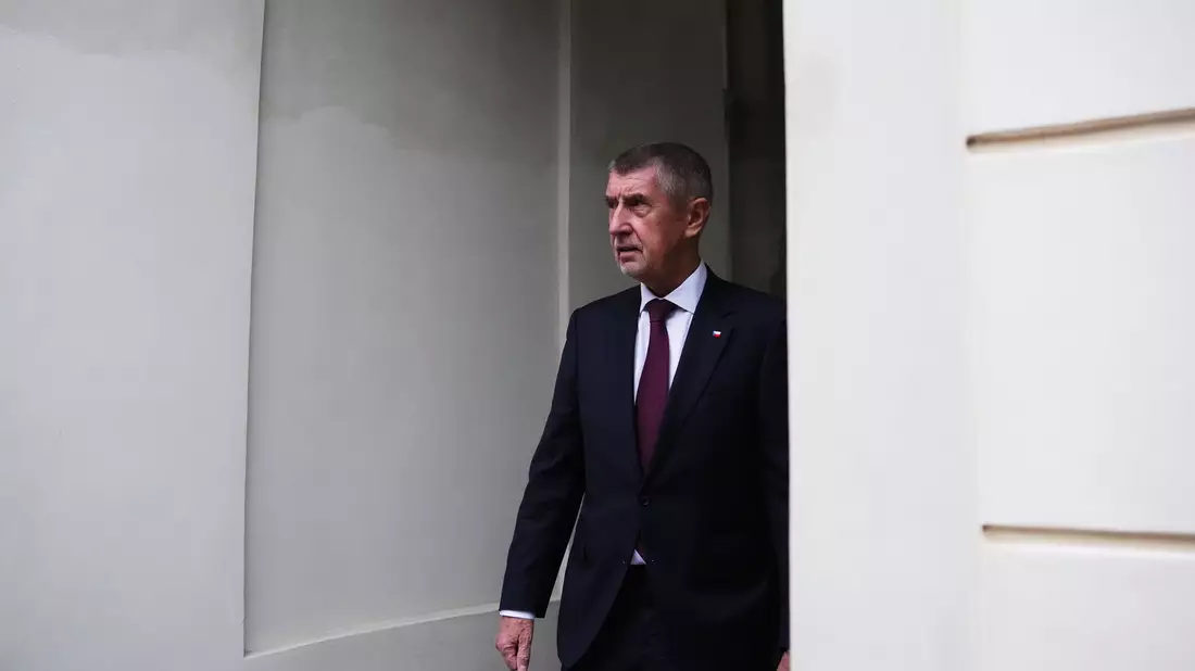 Babis verlässt die Prager Burg nach der Ernennung seiner Regierung. - Bild: Petr David Josek/AP/dpa