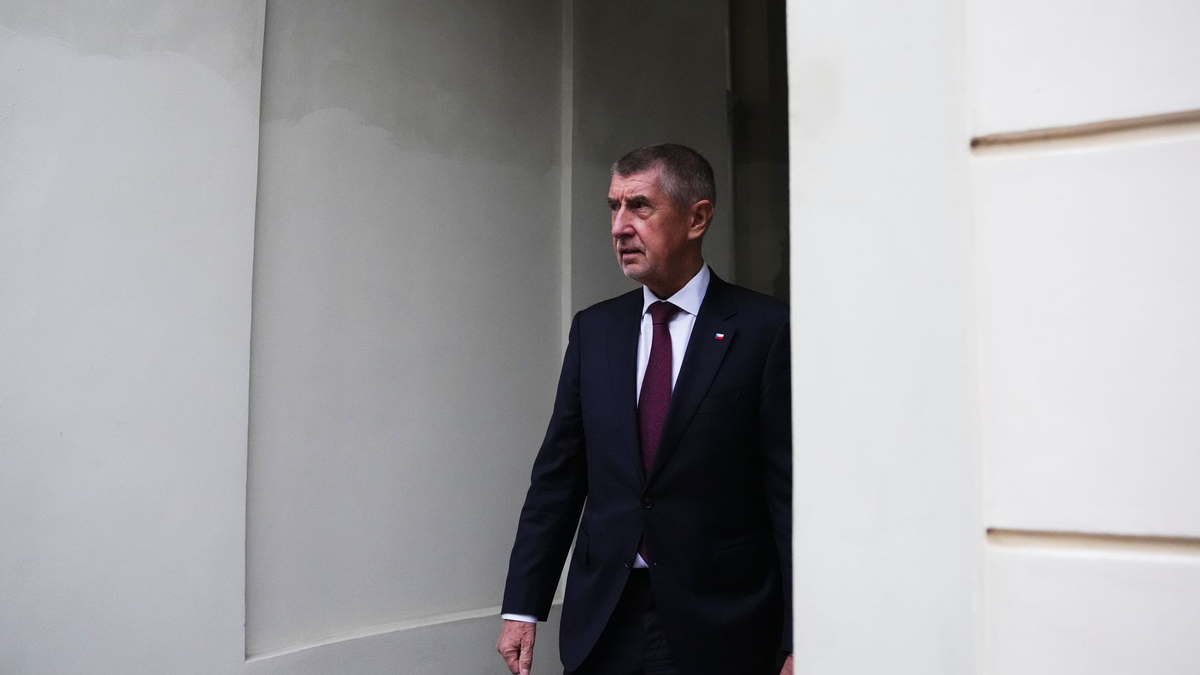 Babis verlässt die Prager Burg nach der Ernennung seiner Regierung. - Foto: Petr David Josek/AP/dpa