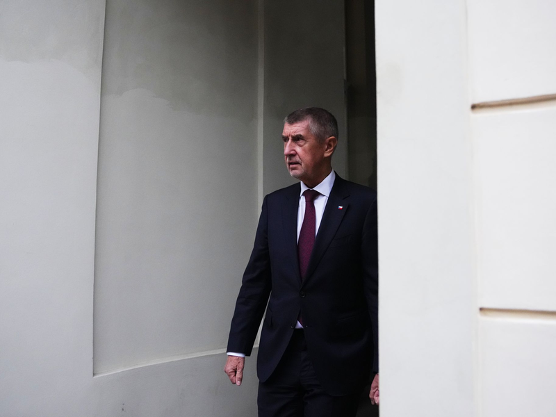 Babis verlässt die Prager Burg nach der Ernennung seiner Regierung. - Foto: Petr David Josek/AP/dpa