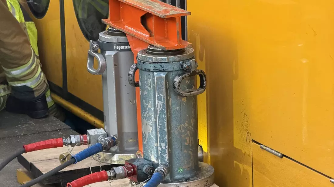 FW Dresden: Verkehrsunfall - Mädchen klemmt zwischen Straßenbahn und Bahnsteig fest - Bild: presseportal.de