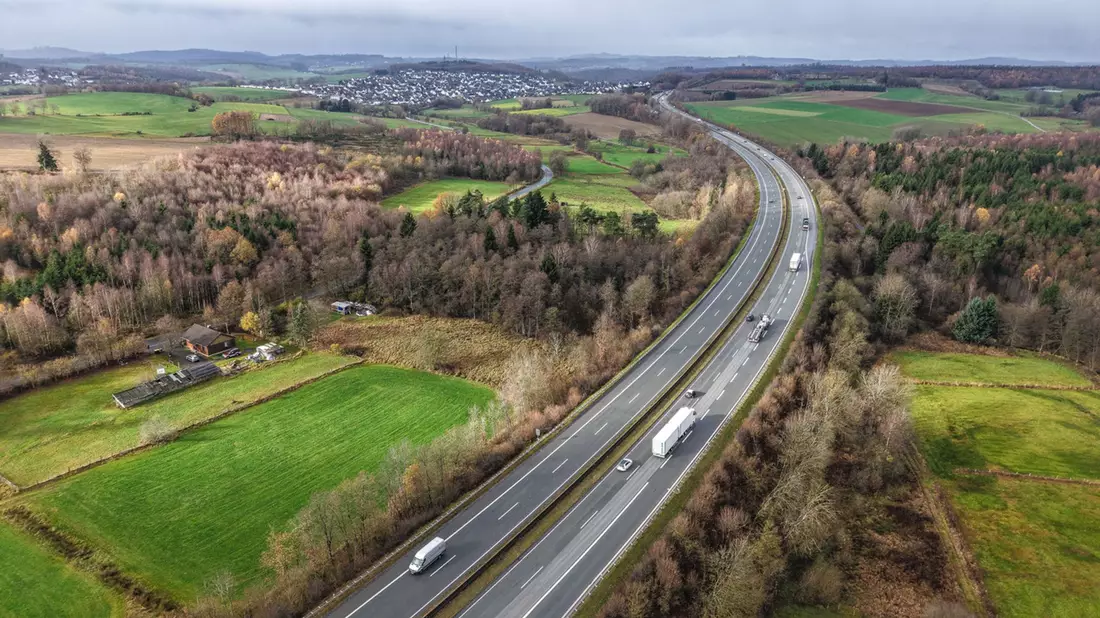 Blick auf die A45 in der Nähe von Olpe, wo im November die abgetrennten Hände gefunden wurden. (Archivfoto) - Bild: Alex Talash/dpa