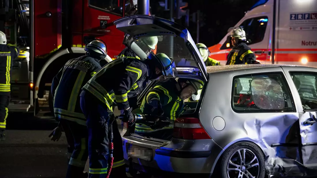 FW LK Neunkirchen: Drei Verletzte bei Unfall - Feuerwehr rettet Schwerverletzte aus Wrack - Bild: presseportal.de