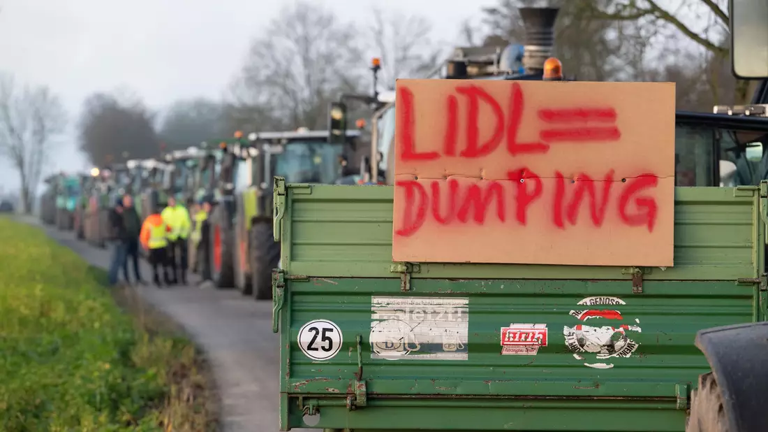 Laut Polizei demonstrierten Landwirte mit rund 140 Traktoren.  - Bild: Marijan Murat/dpa