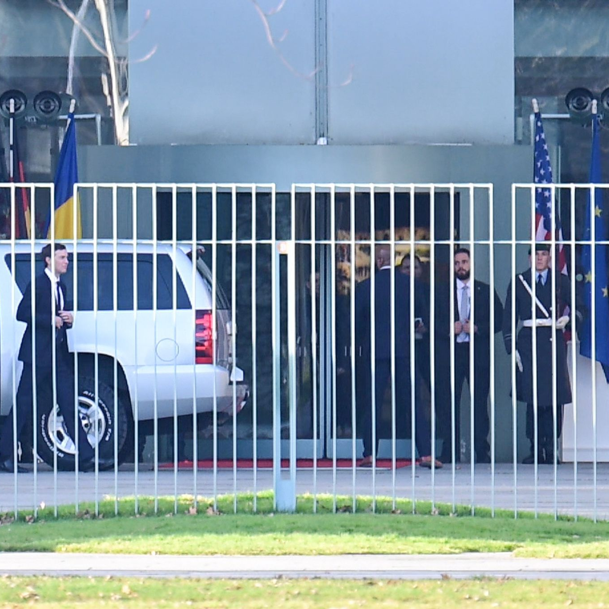 Zu den Beratungen traf unter anderem Jared Kushner, der Schwiegersohn von US-Präsident Donald Trump, am Kanzleramt ein. - Foto: Sebastian Christoph Gollnow/dpa