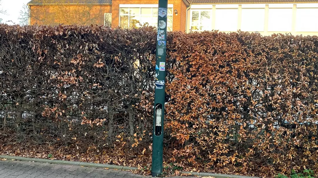 POL-KLE: Kevelaer - Abdeckklappe von mehreren Straßenlaternen entwendet: Gefahrenstelle durch Mitarbeitende des Bauhofs beseitigt - Bild: presseportal.de