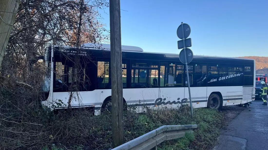 FW-EN: Wetter - zwei kleinere Hilfeleistungseinsätze sowie ein Verkehrsunfall mit Linienbus - Bild: presseportal.de