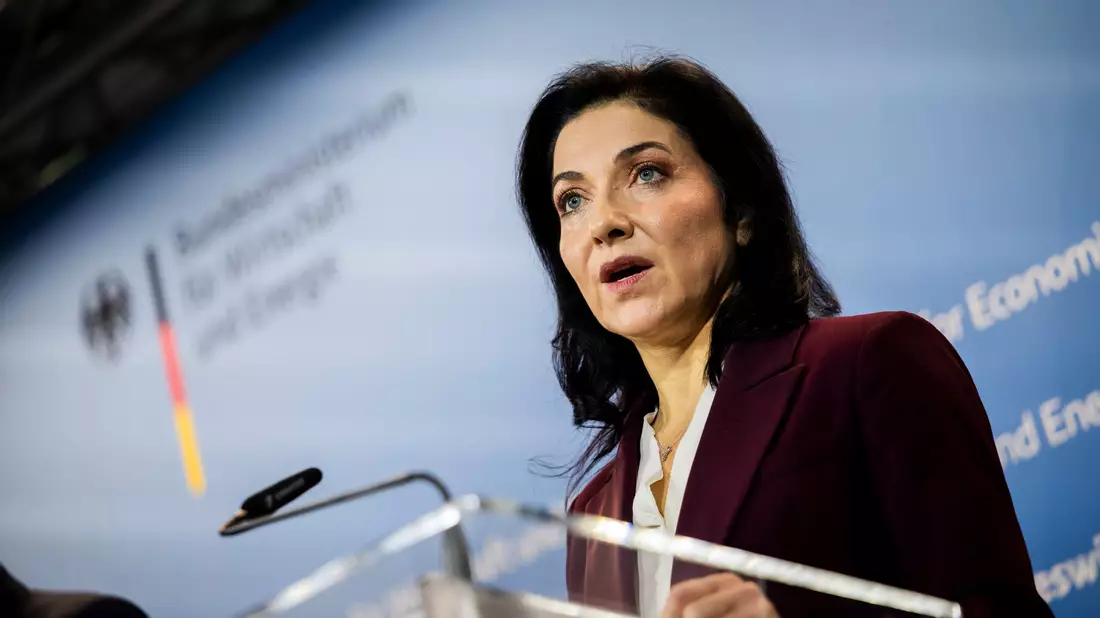 Bundeswirtschaftsministerin Katherina Reiche (CDU) verkündet den Milliardendeal für die Meyer Werft. - Bild: Christoph Soeder/dpa
