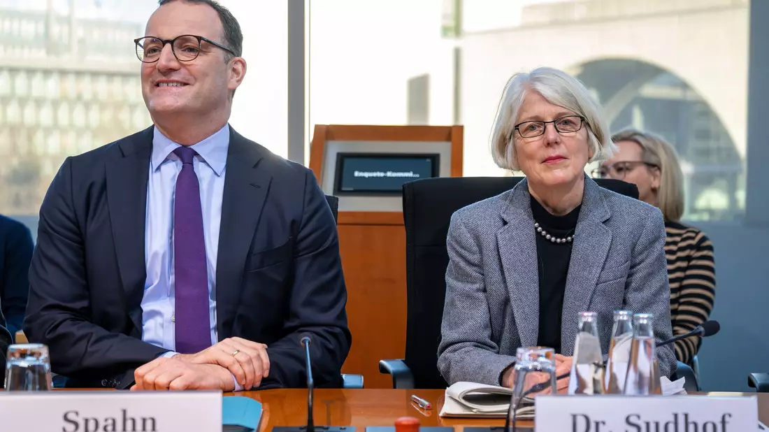 Im Bundestag geht es um Corona: Jens Spahn, Oliver Sivers vom Bundesrechnungshof und Margaretha Sudhof, die als Sonderermittlerin die Maskenbeschaffungen untersucht hatte. - Bild: Soeren Stache/dpa