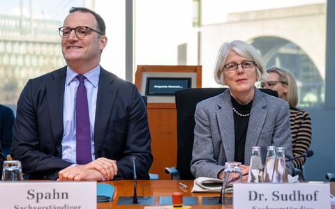 Im Bundestag geht es um Corona: Jens Spahn, Oliver Sivers vom Bundesrechnungshof und Margaretha Sudhof, die als Sonderermittlerin die Maskenbeschaffungen untersucht hatte. - Foto: Soeren Stache/dpa