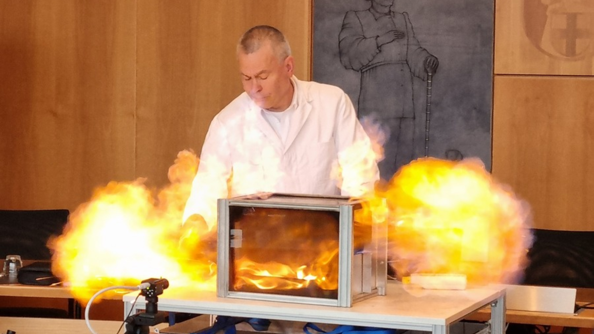 FW Wenden: Wenn Flammen strömen - Feuerwehr Wenden schult sich für den Ernstfall - Foto: presseportal.de