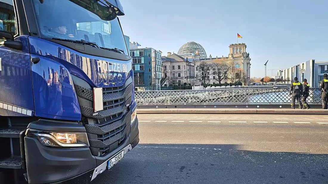 Polizei im Regierungsviertel am 15.12.2025 - Bild: über dts Nachrichtenagentur