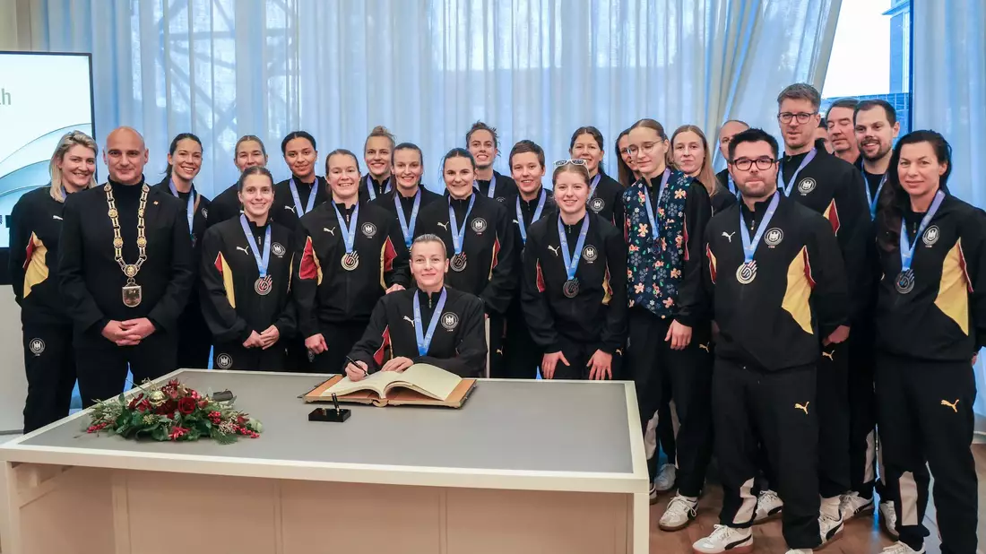 Dortmunds Oberbürgermeister Alexander Kalouti würdigte die deutschen Handballerinnen nach WM-Silber. - Bild: Christoph Reichwein/dpa