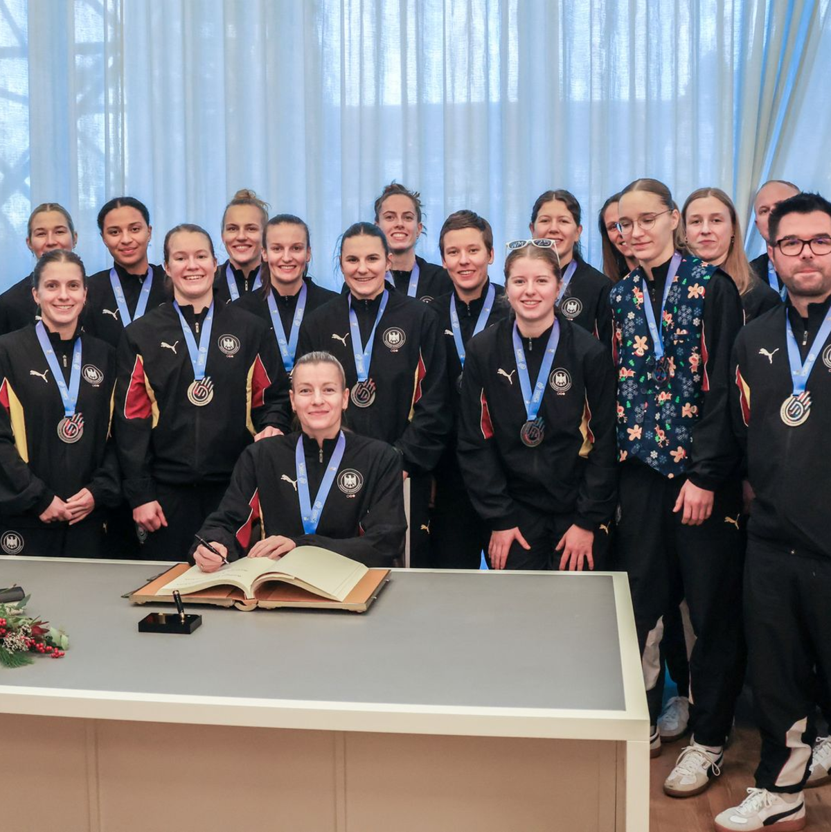 Dortmunds Oberbürgermeister Alexander Kalouti würdigte die deutschen Handballerinnen nach WM-Silber. - Foto: Christoph Reichwein/dpa
