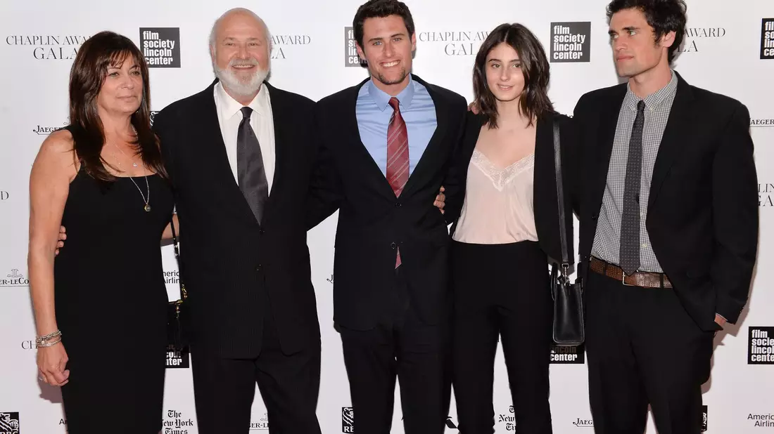 Rob Reiner und Ehefrau Michele (links) sind tot - Nick Reiner (ganz rechts) ist unter Mordverdacht in Haft. (Archivbild) - Bild: Evan Agostini/Invision/AP/dpa