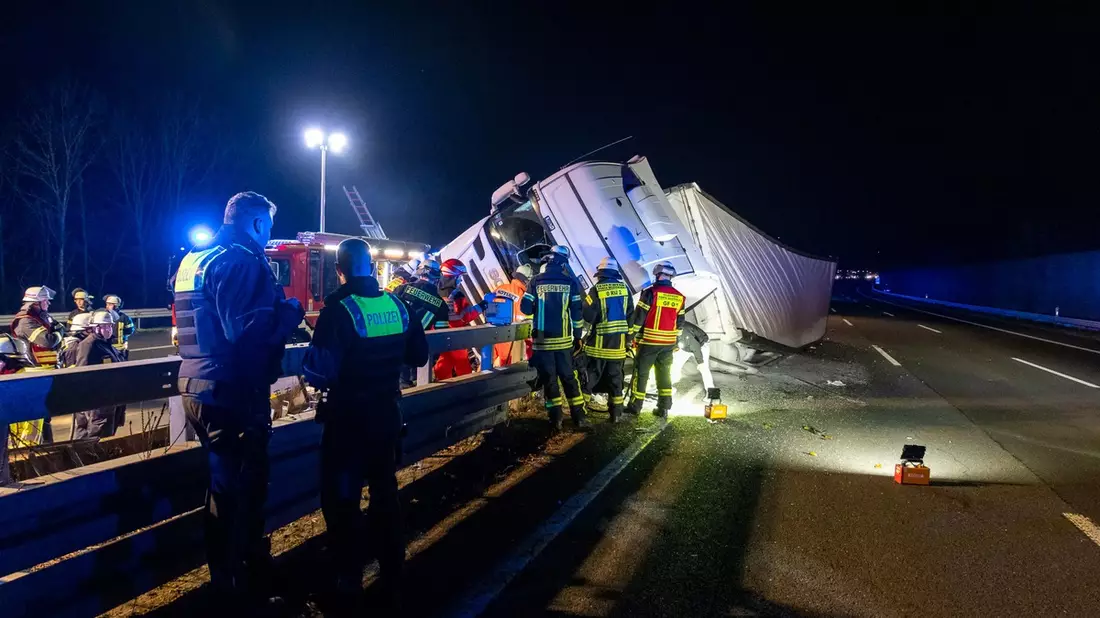 FW Porta Westfalica: 16.12.2025 - BAB2: Schwerer LKW-Unfall / 1 lebensgefährlich verletzte Person - Bild: presseportal.de