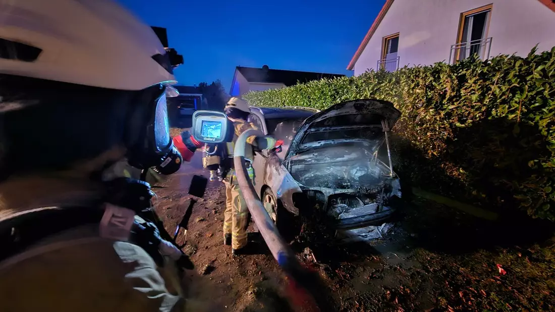 FW Lehrte: Feuerwehr Arpke bekämpft PKW Brand und verhindert Brandausbreitung - Bild: presseportal.de