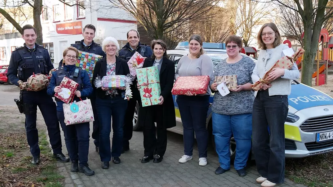 POL-HA: Hagener Polizei erfüllt Weihnachtswünsche von Kindern - Engagement für den Kinderschutzbund - Bild: presseportal.de