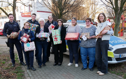POL-HA: Hagener Polizei erfüllt Weihnachtswünsche von Kindern - Engagement für den Kinderschutzbund - Foto: presseportal.de