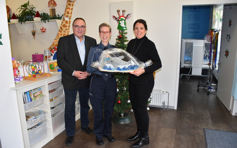 HZA-KR: Hauptzollamt Krefeld setzt zu Weihnachten ein Zeichen der Solidarität - 2.900 Euro für Insel Tobi e.V. - Foto: presseportal.de