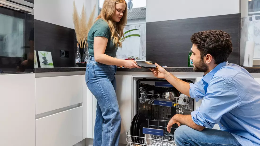 Geduld hilft beim Sparen: Das ECO-Programm der Spülmaschine lohnt sich - Bild: presseportal.de