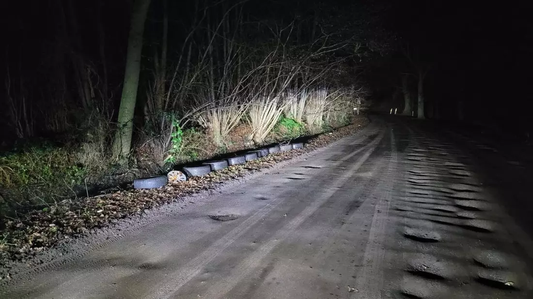 POL-SE: Quickborn - Unbekannte entsorgen Altreifen am Fahrbahnrand - Polizei sucht Zeugen - Bild: presseportal.de
