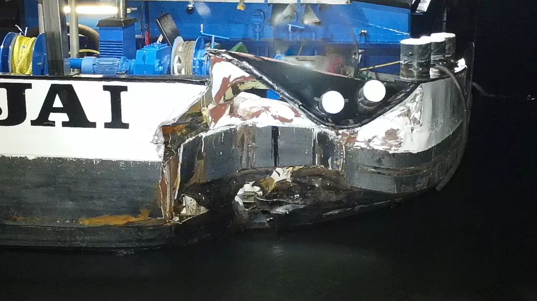 FW-DO: Frachtschiff nach Kollision mit Spundwand beschädigt - Bild: presseportal.de