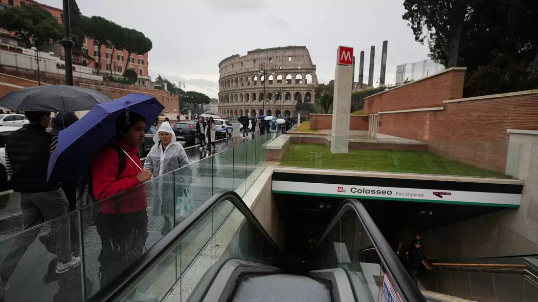Ein antiker römischer Eimer, mit dem Wasser aus Brunnen geschöpft wurde und der auf das 5. bis 2. Jahrhundert vor Christus datiert wird, ist in der neuen U-Bahn-Station am Kolosseum zu sehen. - Bild: Alessandra Tarantino/AP/dpa