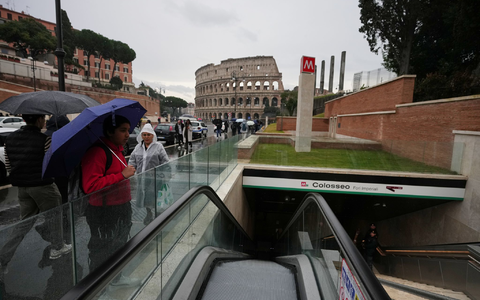 Ein antiker römischer Eimer, mit dem Wasser aus Brunnen geschöpft wurde und der auf das 5. bis 2. Jahrhundert vor Christus datiert wird, ist in der neuen U-Bahn-Station am Kolosseum zu sehen. - Foto: Alessandra Tarantino/AP/dpa