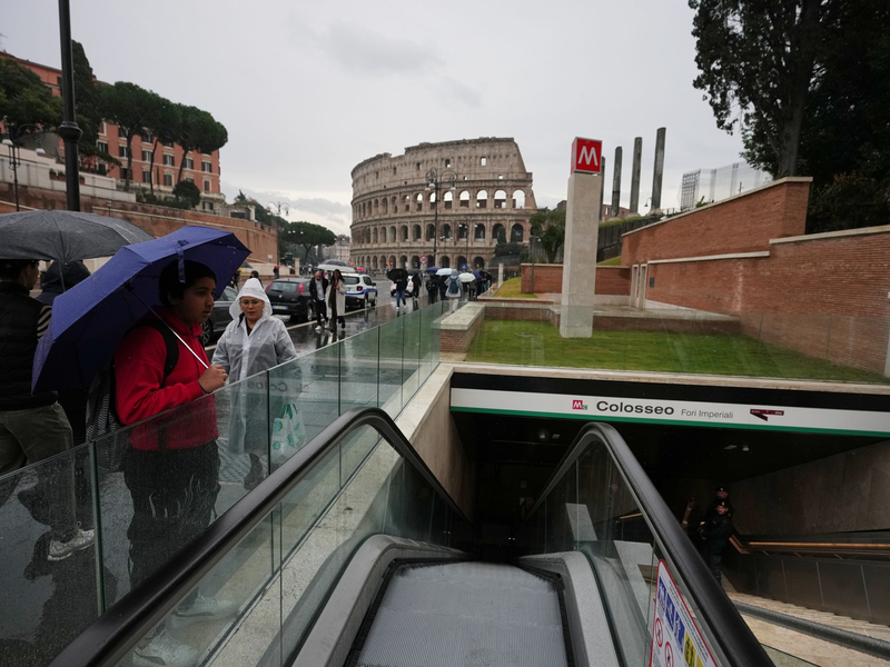 Ein antiker römischer Eimer, mit dem Wasser aus Brunnen geschöpft wurde und der auf das 5. bis 2. Jahrhundert vor Christus datiert wird, ist in der neuen U-Bahn-Station am Kolosseum zu sehen. - Foto: Alessandra Tarantino/AP/dpa