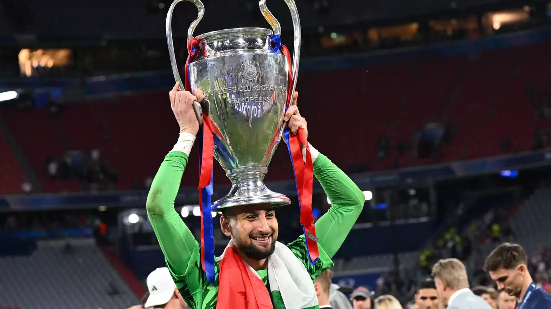 Krönung: Gianluigi Donnarumma mit der Champions-League-Trophäe. - Bild: Sven Hoppe/dpa