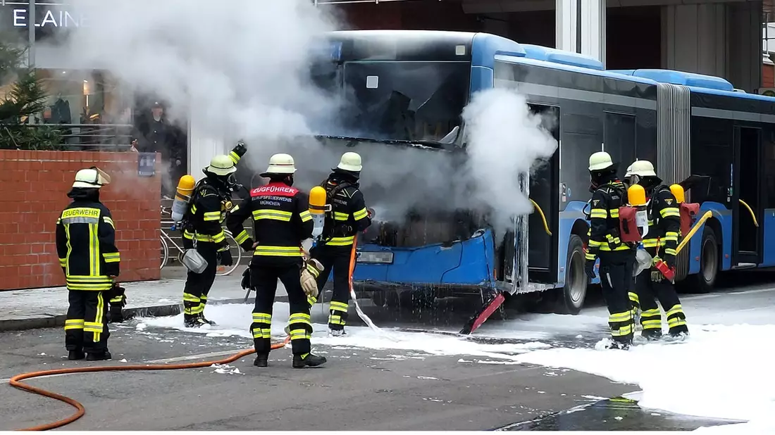 FW-M: Linienbus in Brand (Bogenhausen) - Bild: presseportal.de
