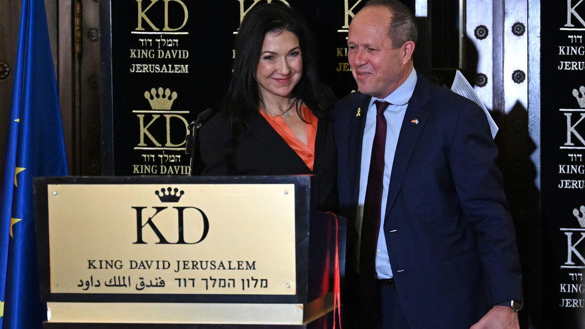 Mit Gedenktafeln wird an die Opfer erinnert. - Foto: Elisa Schu/dpa