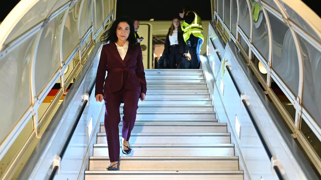 Wirtschaftsministerin Reiche kommt in Tel Aviv an - Bild: Elisa Schu/dpa