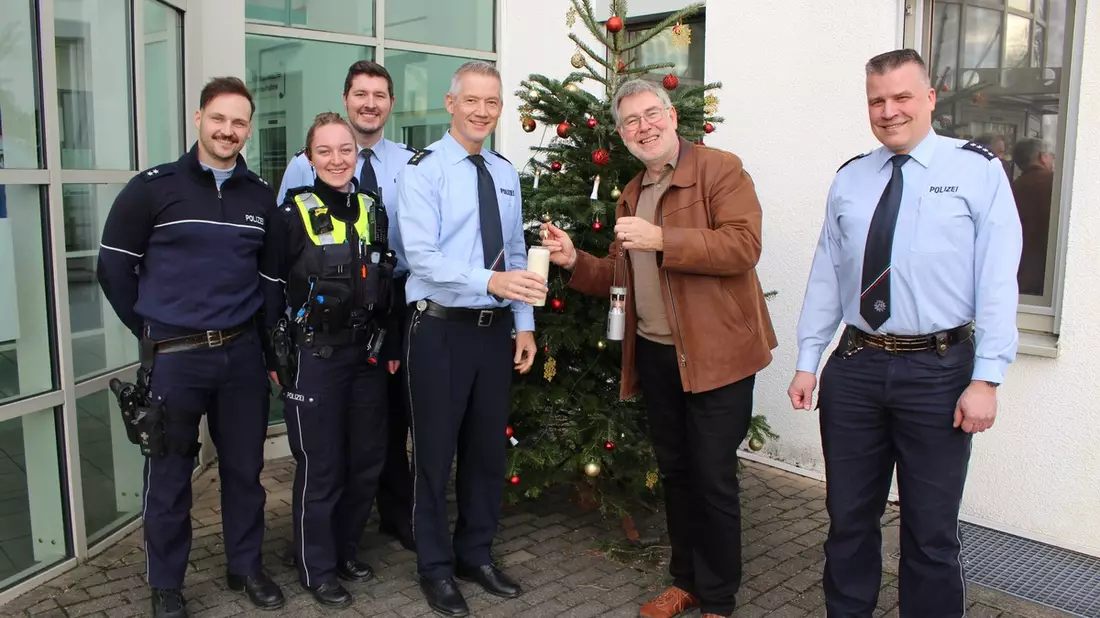 POL-RBK: Rhein.-Berg. Kreis - Gute Tradition seit 25 Jahren - Das Friedenslicht von Bethlehem ist da - Bild: presseportal.de